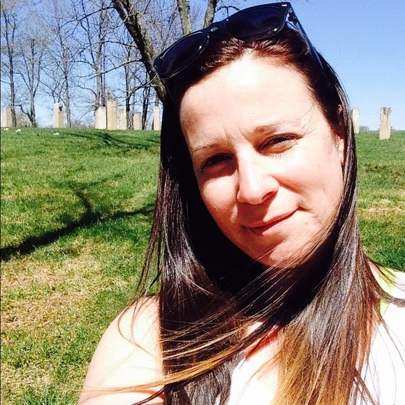 Meet your Posher, Lydia - Picture 1 of 3